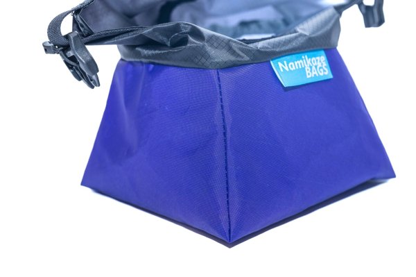 倒れにくい本体構造