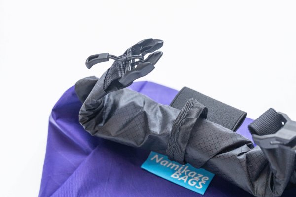 ノブを引く事でも解除できるデュアルリリースバックル